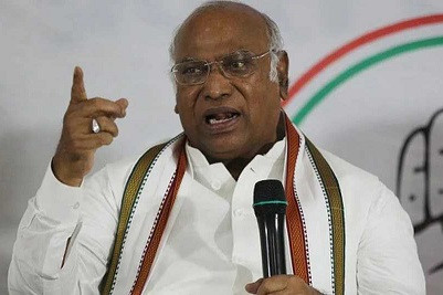 24 घंटे में दाखिल करें जवाब': पीएम मोदी को 'आतंकवादी' कहने पर घिरे खरगे; चुनाव आयोग ने जारी की चेतावनी